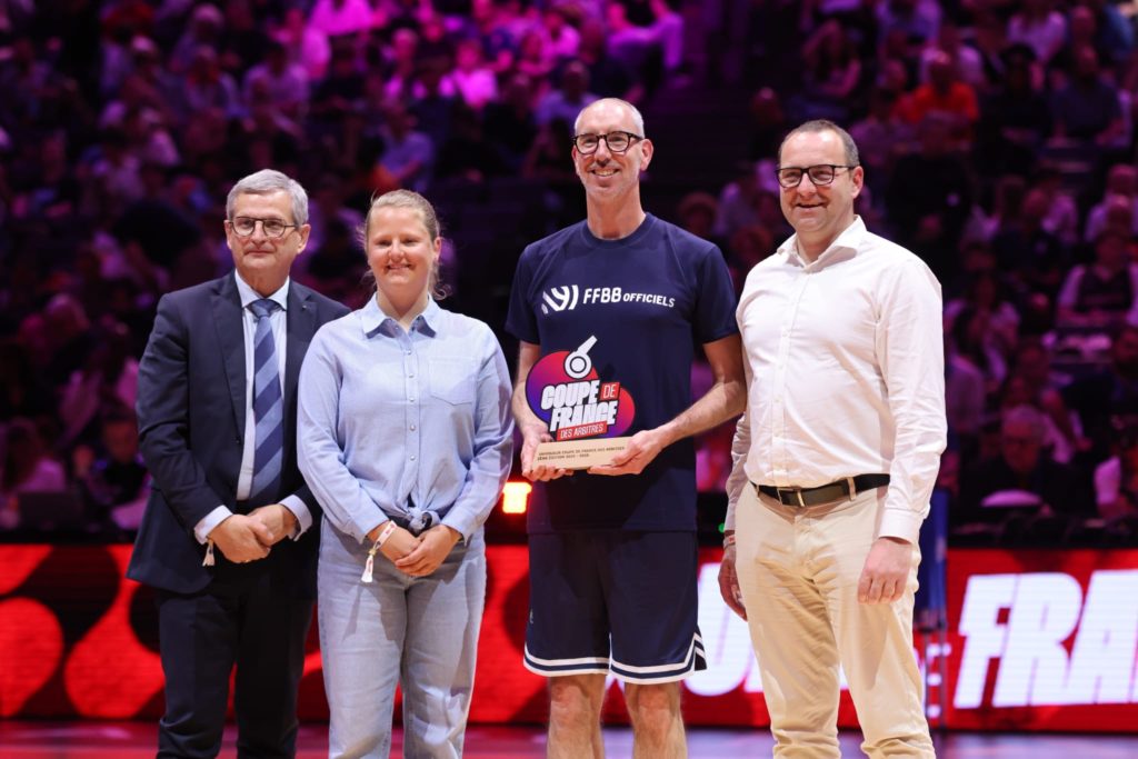 Remise du trophée à Florian lors de la mi-temps LE MANS / MONACO, finale masculine