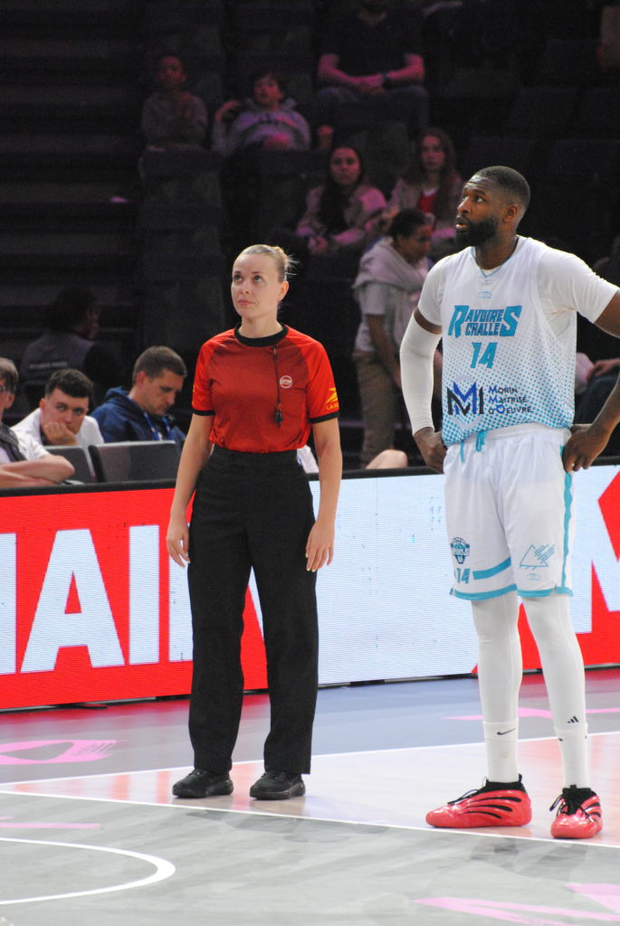 Lilou Imbert, arbitre de la finale du Trophée CDF Masculin 