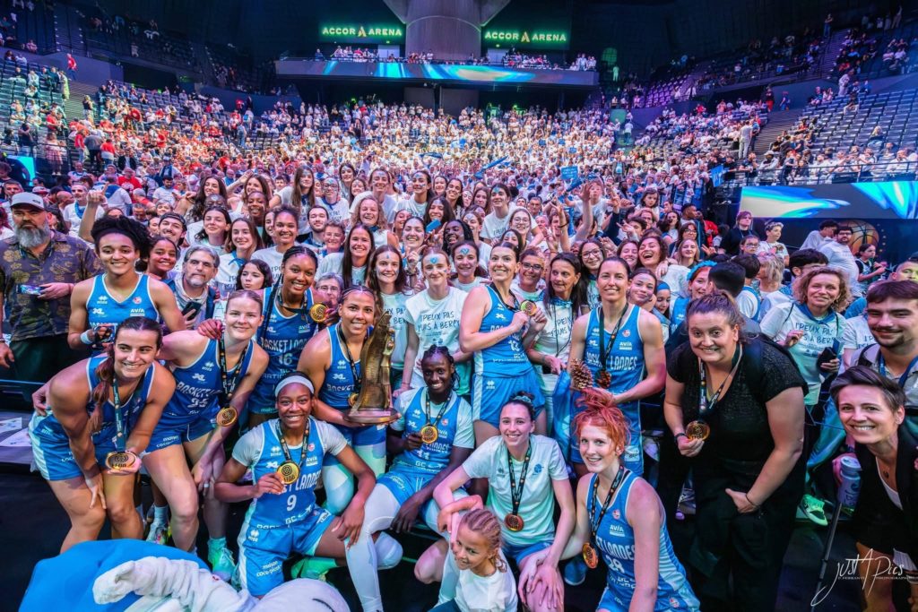 La communion des supporters et des joueuses de Basket Landes.